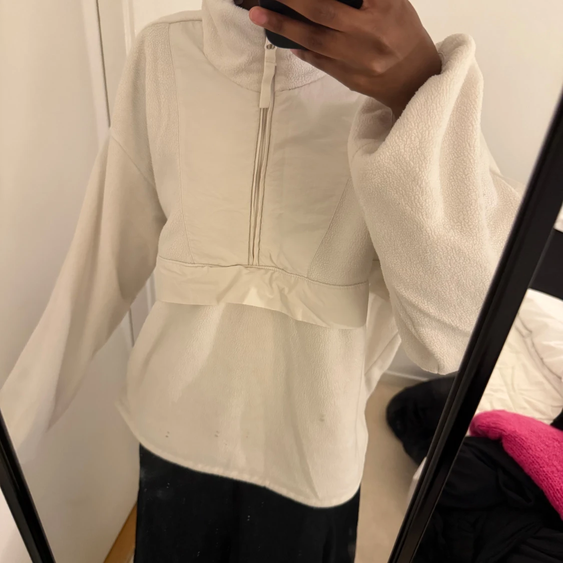 Vit fleece hoodie med halv dragkedja