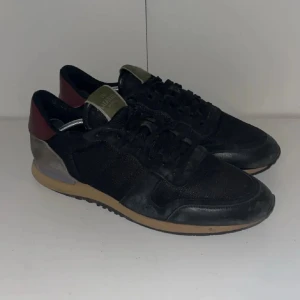 Valentino Rockrunners - Valentino rockrunners - Strl 42 - Mycket bra skick, inga synliga defekter - Nypris: 7999kr - Mitt pris: 1699 - Hör av dig vid funderingar 💫