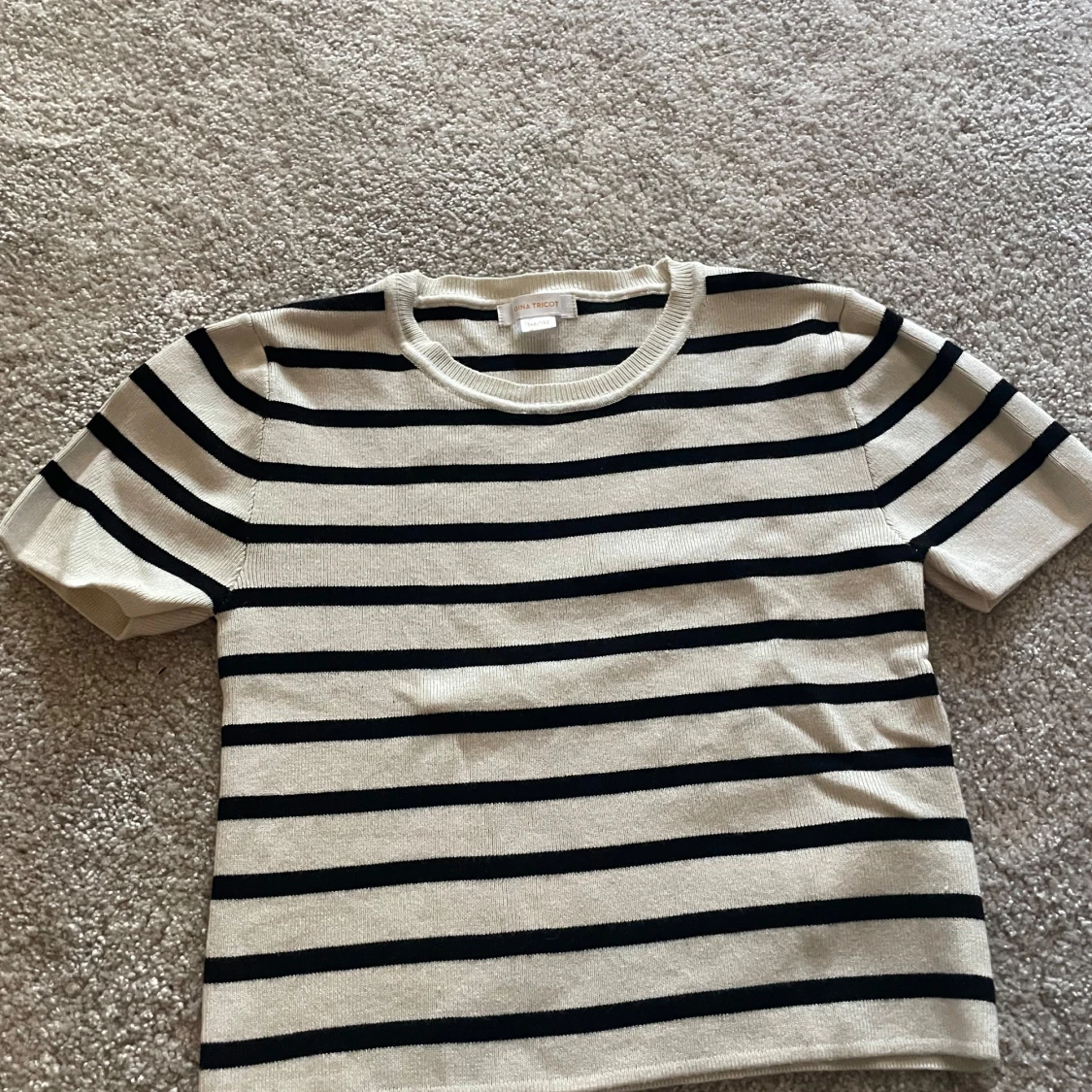 Randig kortärmad tröja från Gina Tricot