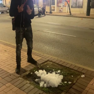 Dsquared jesns - Säljer ett par svarta jeansbyxor från Dsquared2. Säljer för att vill byta stil. Slim fit passform.