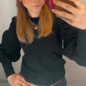 Svart tröja med puffärmar - Säljer en svart tröja med trendiga puffärmar och rund halsringning. Perfekt för dig som vill ha en stilren men ändå unik look. Tröjan har långa ärmar och är i ett mjukt material som känns skönt mot huden. Skriv för mer bilder!