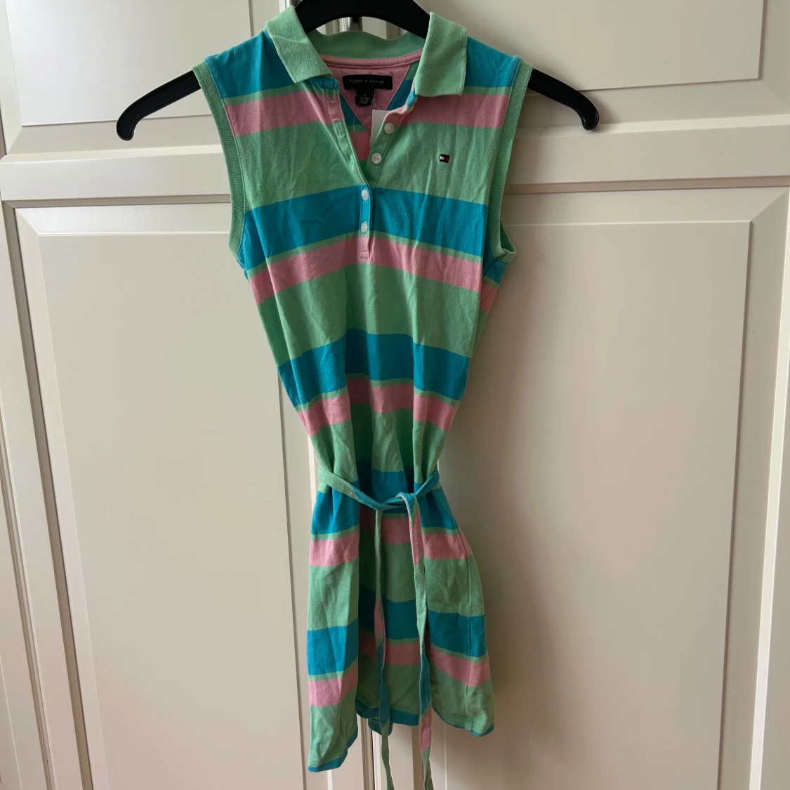 Randig ärmlös klänning från Tommy Hilfiger - 3