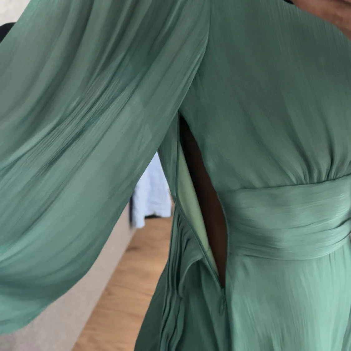 Grön omlottklänning med knytband - 4