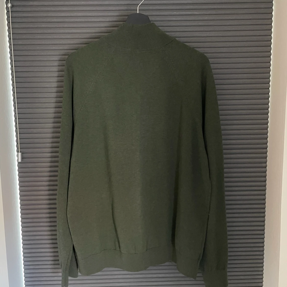 Olivgrön ziptröja från Mango - 2