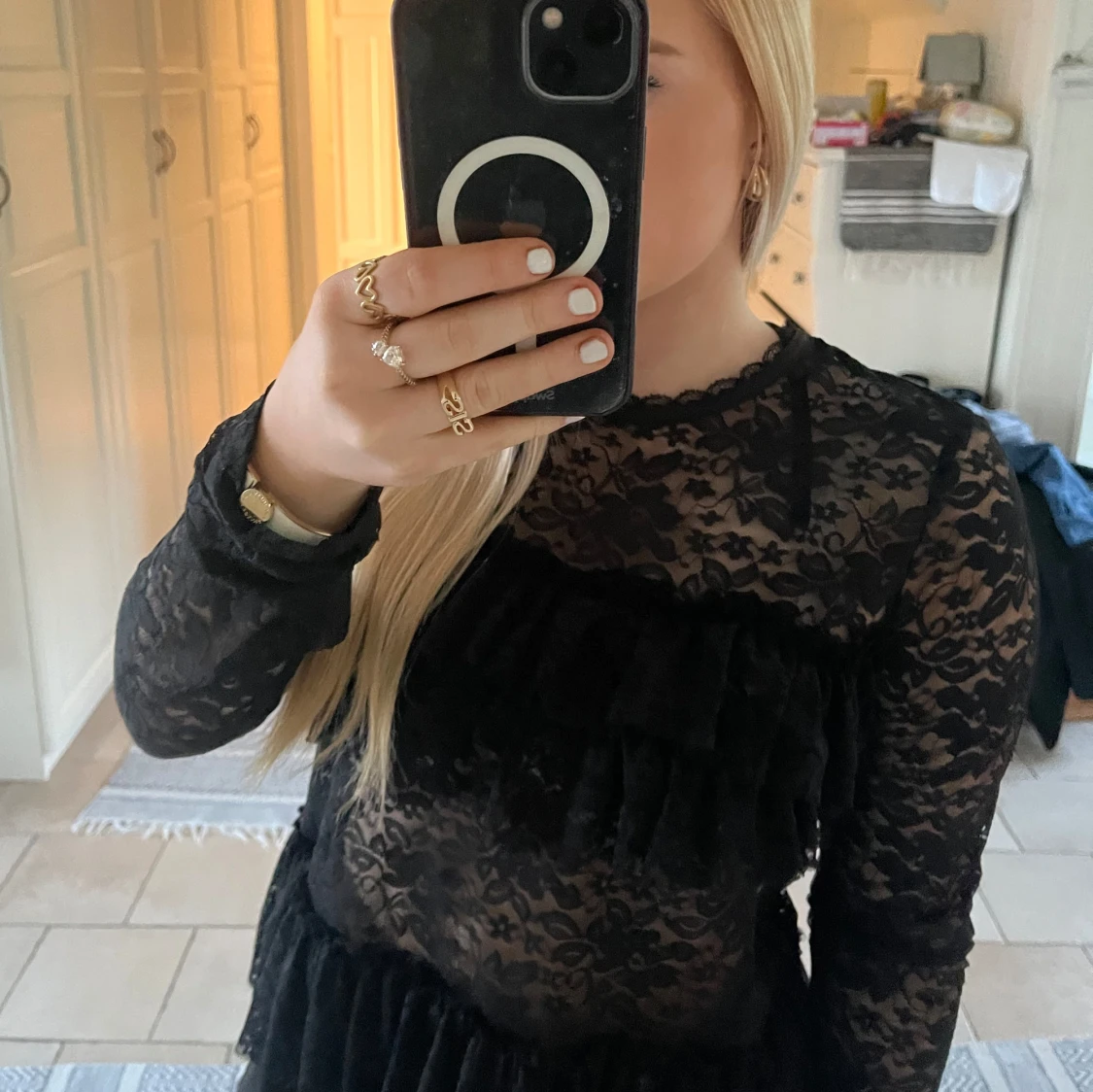 Svart spetstopp med volang - 2