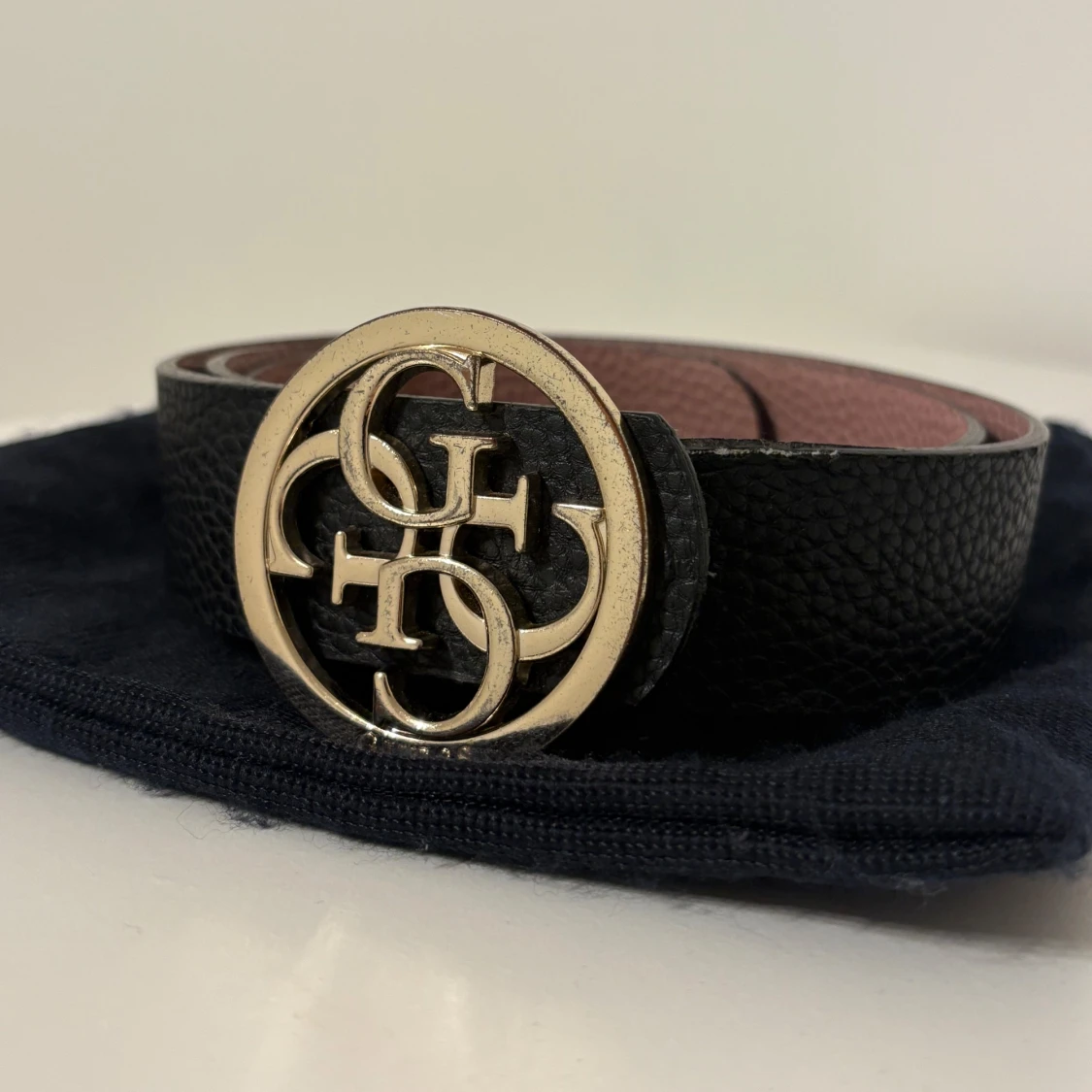 Svart bälte med guldspänne från Guess - 2