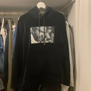 Limitato hoodie  - Svart hoodie från Limitato med ett stort svartvitt fototryck framtill. Tröjan är av frotté liknande material, snyggt tryck. Knappt använd! Skriv vid funderingar! Våga skicka prisförslag!