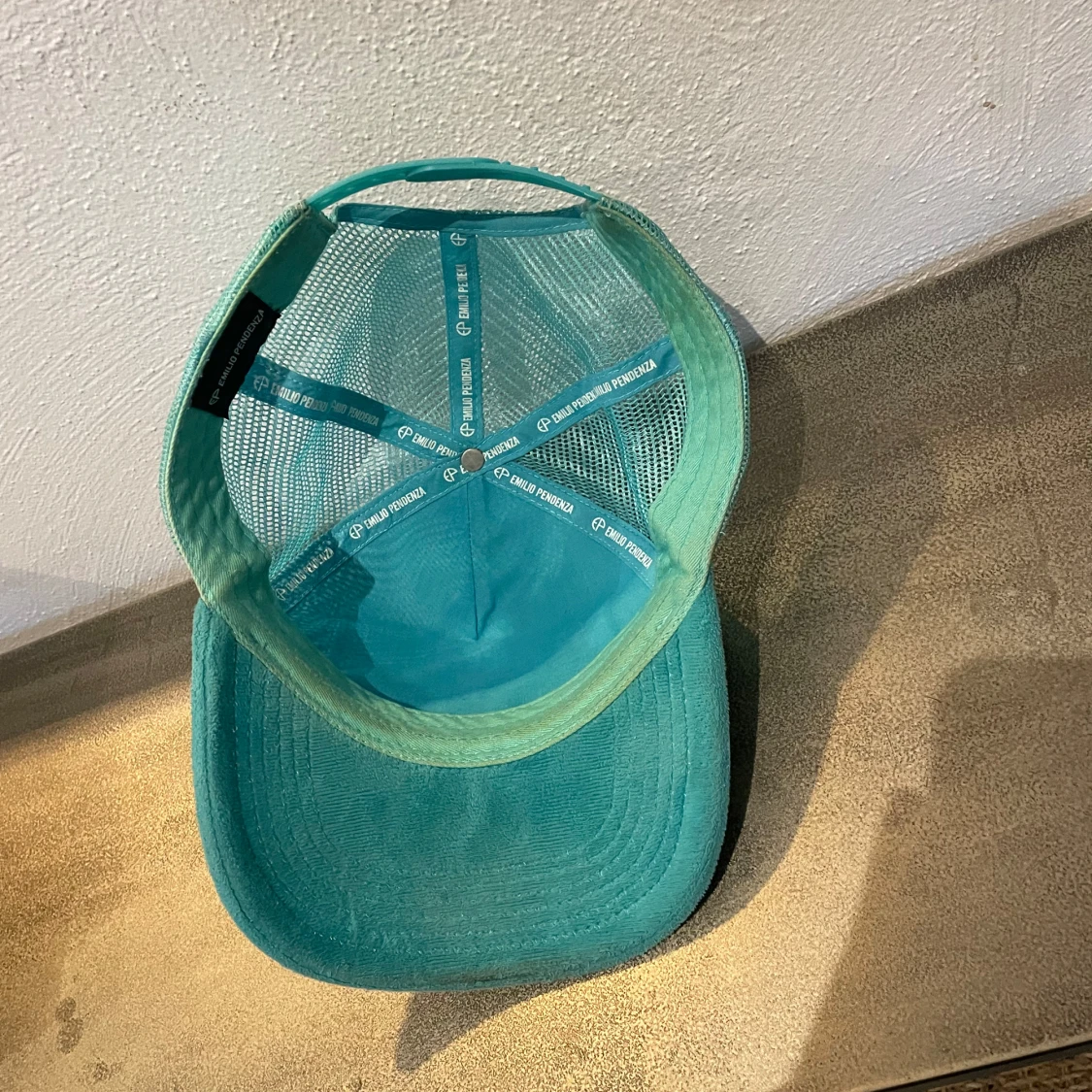 Turkos keps med svartvit fototryck - 1