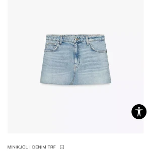 Ljusblå denim minikjol - Säljer en ljusblå minikjol i denim med klassisk femficksdesign och knappgylf. Helt ny!