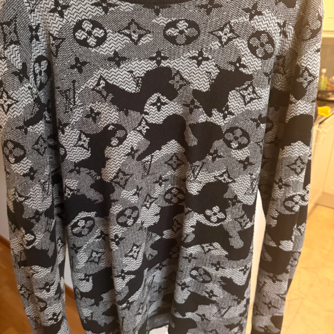 Grå och svart mönstrad stickad tröja - 1