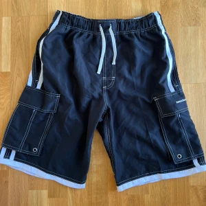 Beverly hills polo club badbshorts - Säljer dessa badshortsen från Beverly hills polo club. Jag har köpt de från vinted men aldrig använt de. Väldigt snygga och unika.