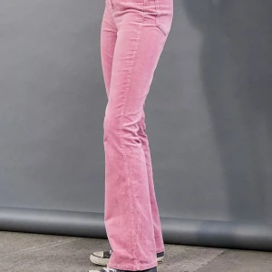 Rosa bootcut jeans - Säljer ett par rosa utsvängda jeans från BDG Urban Outfitters. Aldrig använt. Skriv för mått.