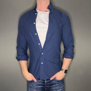 Ralph lauren skjorta - Hej säljer nu min fina Ralph lauren skjorta i storlek S. Den är i nyskick och kommer vara otroligt snygg nu i vår och framåt sommaren. Nypris cirka 1600kr! Vi kommer att sälja liknande produkter nu i vår och närmare sommar så glöm inte följa profilen!🌊🍾