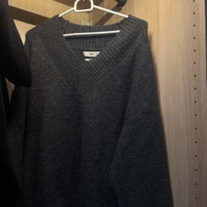 Mörkgrå stickad tröja - Stickad tröja i wool blend! Så skön