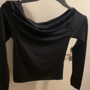 Svart långärmad topp från Gina Tricot - Säljer en svart långärmad topp från Gina Tricot🩷