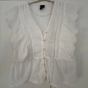 Super söt vit blus!🩷 - Säljer min super söta vita blus från Vero Moda! Den är helt oanvänd!!🩷🩷Perfekt för sommaren! Priset är diskuterbart!!🩷🩷🩷🩷🩷🩷