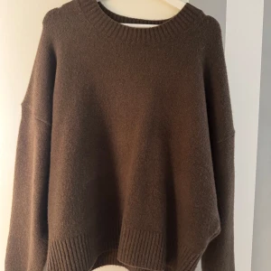Brun stickad tröja med rund hals - Brun stickad tröja från Zara!! Så mysigt, knappt använd🤎perfekt att slänga över en sen sommarkväll😚
