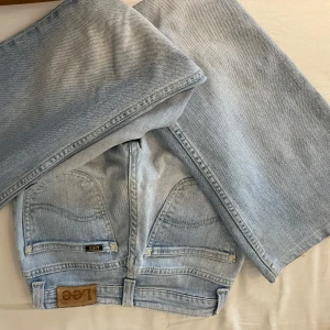 Ljusblå bootcut jeans från Lee - Säljer ett par ljusblå jeans från Lee, bootcut lågmidjade. 32cm midjemått 72 innerbenslängd. 