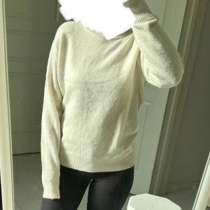 Stickad tröja - Beige stickad tröja ifrån H&M använt 1 gång så nästan helt ny, har ej kommit till användning.