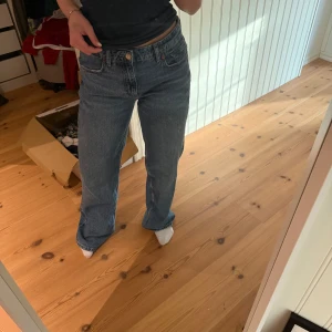 Zara straight jeans - Raka jeans från Zara, knappt använda. Storlek 36🤩