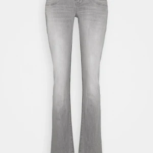 Grå Valerie bootcut jeans från LTB - Säljer ett par helt nya gråa bootcut jeans från LTB med låg midja. 