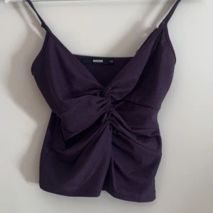 Topp - Säljer denna fina topp från Bikbok! Skriv för fler bilder💕