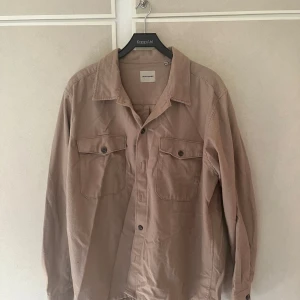 Jack & Jones overshirt jacka - Skön overshirt jacka från Jack & Jones i storlek xxl men passar även xl. Säljer då jag inte använder den längre. Skrynklig på bild för den har legat i en låda ett tag, stryker till den lite innan försäljning👊🏻