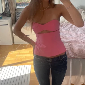 Söt topp - Cut out topp från zara, knappt använd🩷🩷