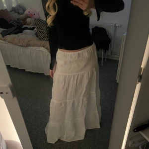 vit långkjol  - aldrig använd men tyvärr ej lappen kvar, jag är 166