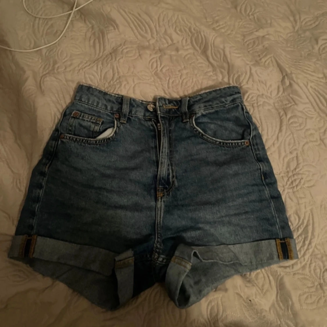 Blå högmidjade jeansshorts - 1