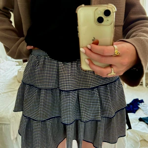 Blårutig volangkjol zara  - Supersöt kortkjol med blåvitt rutigt mönster och volanger. Är mer blå en vad den ser ut på bilden. 