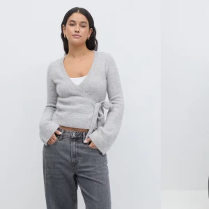 Knitted wrap cardigan - Super fin och helt oanvänd stickad kofta med knytning i sidan från Gina tricot. Ordinarie pris är 399kr
