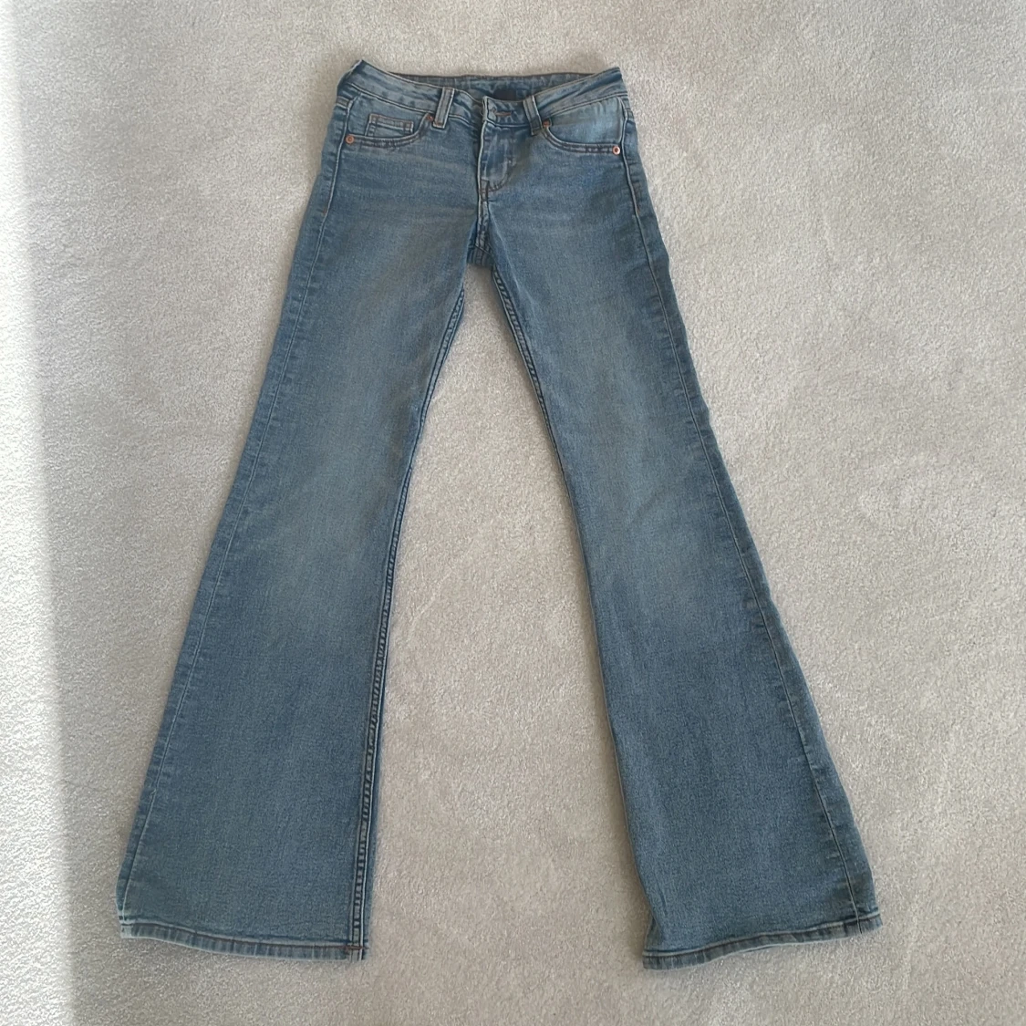 Ljusblå low Waist bootcut jeans från H&M Divided