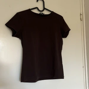 Brun t-shirt från H&M - En basic brun t-shirt från H&M i mjuk bomull, storlek S. slängs om inte köps💕