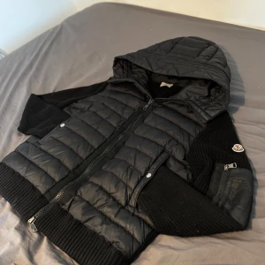 Moncler cardigan st.S - Moncler cardigan storlek S och skick 9/10 1600kr passformen e skit bra också👍