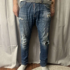Dsquared2 jeans  - Hej säljer mina dsq jeans slim riktigt feta lite för stora mig som syns på bilderna byxorna är i storlek 48 jag skulle säga att det motsvarar 32/32 självklart äkta med tyvär inget kvitto kvar skriv för flera bilder 