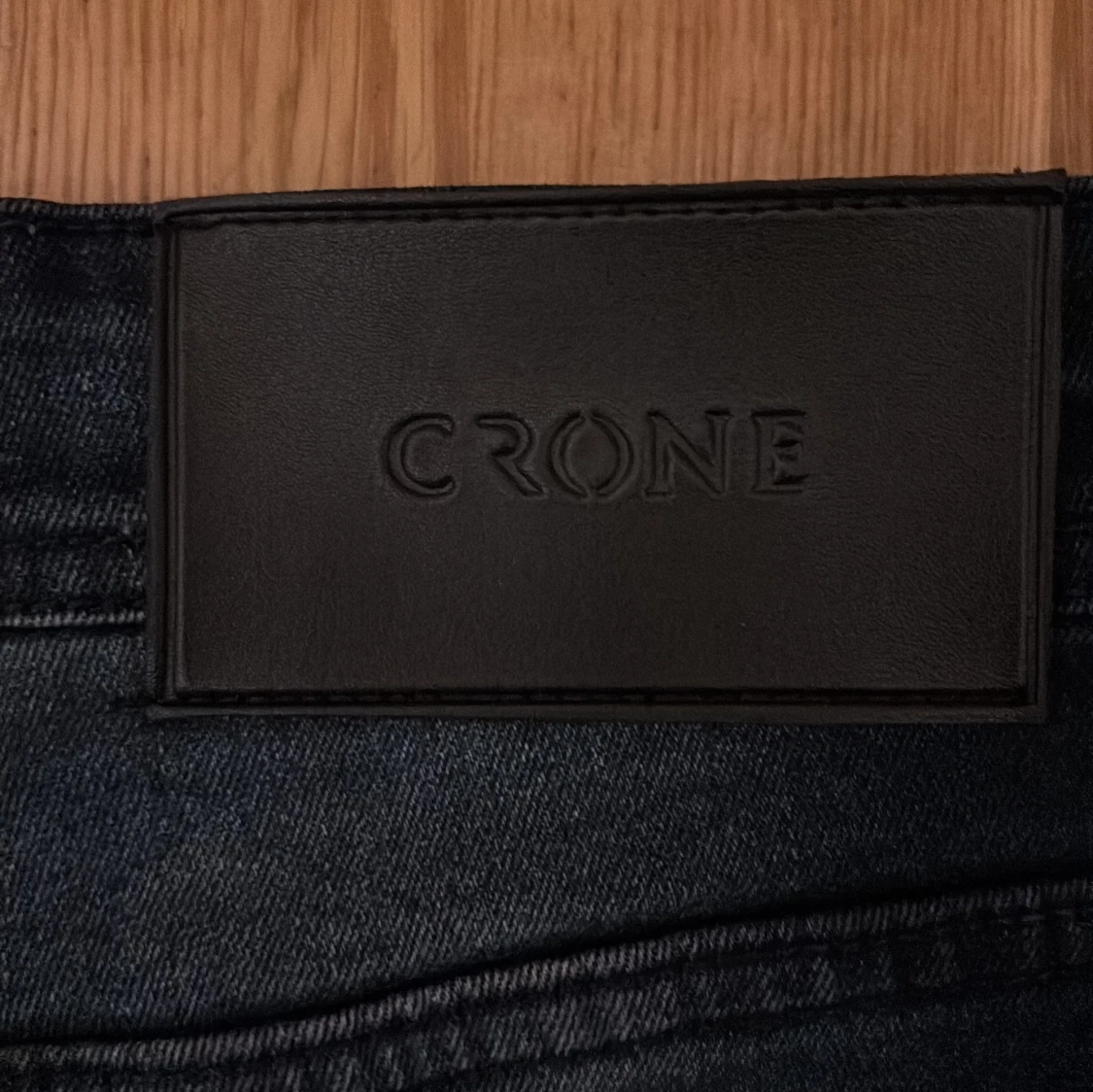 Mörk blå jeansbyxor från Crone - 2