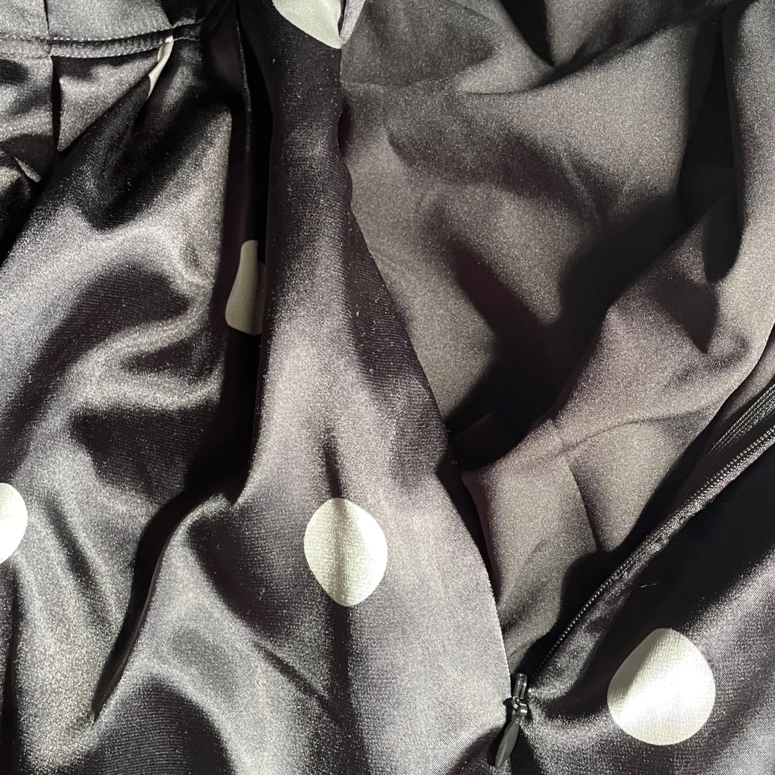 Prickig klänning i silke - 4