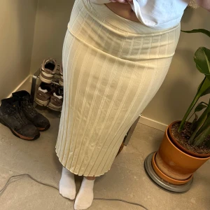 Beige stickad kjol - Superfin beige stickad kjol från Gina tricot. Ganska tung så faller fint. Endast använd 2 gånger så i nyskick!