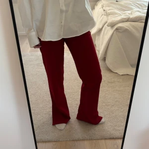 Röda bootcut byxor - Snygga röda byxor med bootcut passform. Byxorna har en klassisk look och är perfekta för dig som vill sticka ut med färg. Passar till många olika stilar och är lätta att matcha med både skjorta och t-shirt.