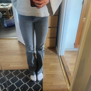 Grå jeans från Gina Tricot - Säljer ett par grå jeans från Gina tricot med raka ben och är mid waist. Använd fåtal gånger.💞💞