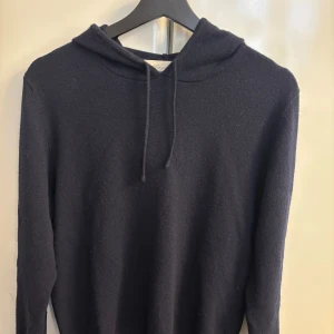 Kashmir Hoodie - Säljer nu min Kashmir Hoodie från Sayless då den är för liten på mig. Nypris 900 men säljer för 499. Den är som ny då jag bara använt den väldigt få gånger då den var för liten på mig. Hör av er vid frågor🤙