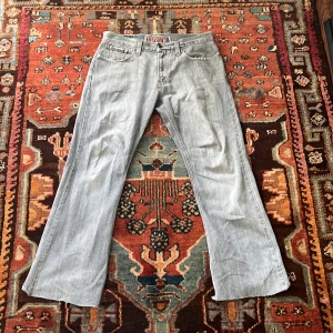 Levi's 527 grå jeans bootcut - Assnygga Gråa Levi's 527 bootcut jeans. Köpta för några år sedan men har inte använts, har en otroligt fin tvätt och passar någon som är under 175<, uppsydda när jag köpte dem men inte något rejält, skickar mått o bilder om behövs🙏
