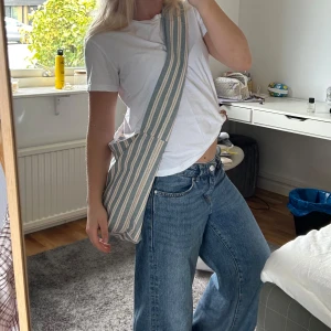 Tygväska - Randig hemma sydd tygväska. Vitt innertyg, starka sömmar och tåligt tyg. Jättefin till sommaren!!🤗