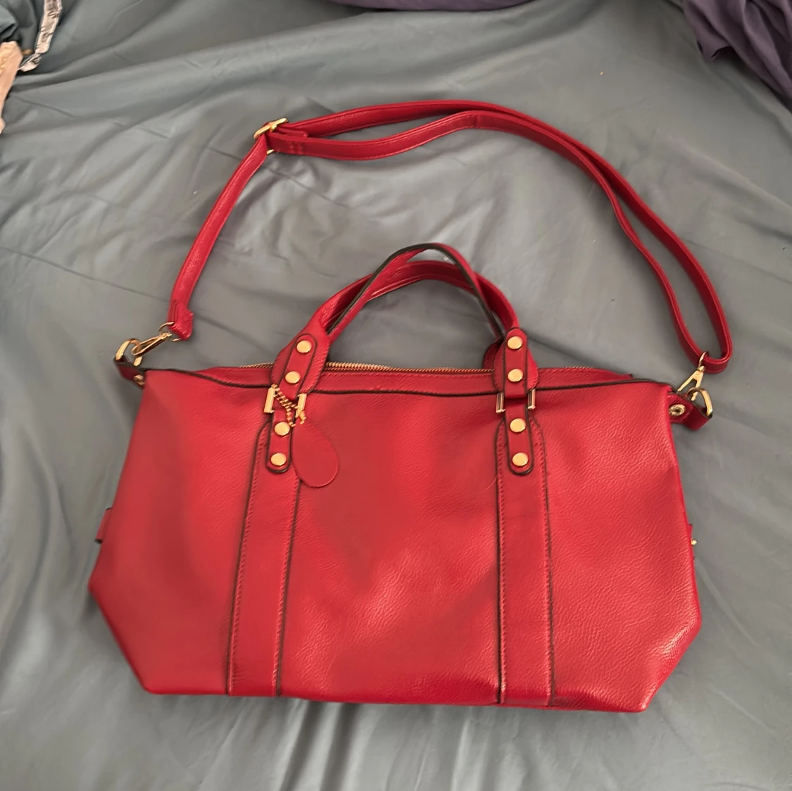 Röd axelväska i skinnimitation