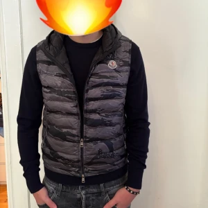 Moncler Patrick väst  - Moncler väst, skick 9,5/10, självklart äkta, riktigt najs väst vill igentligen inte ens sälja den, sällsynt färg/modell, storlek 2 i moncler motsvarar M men passar S ochså