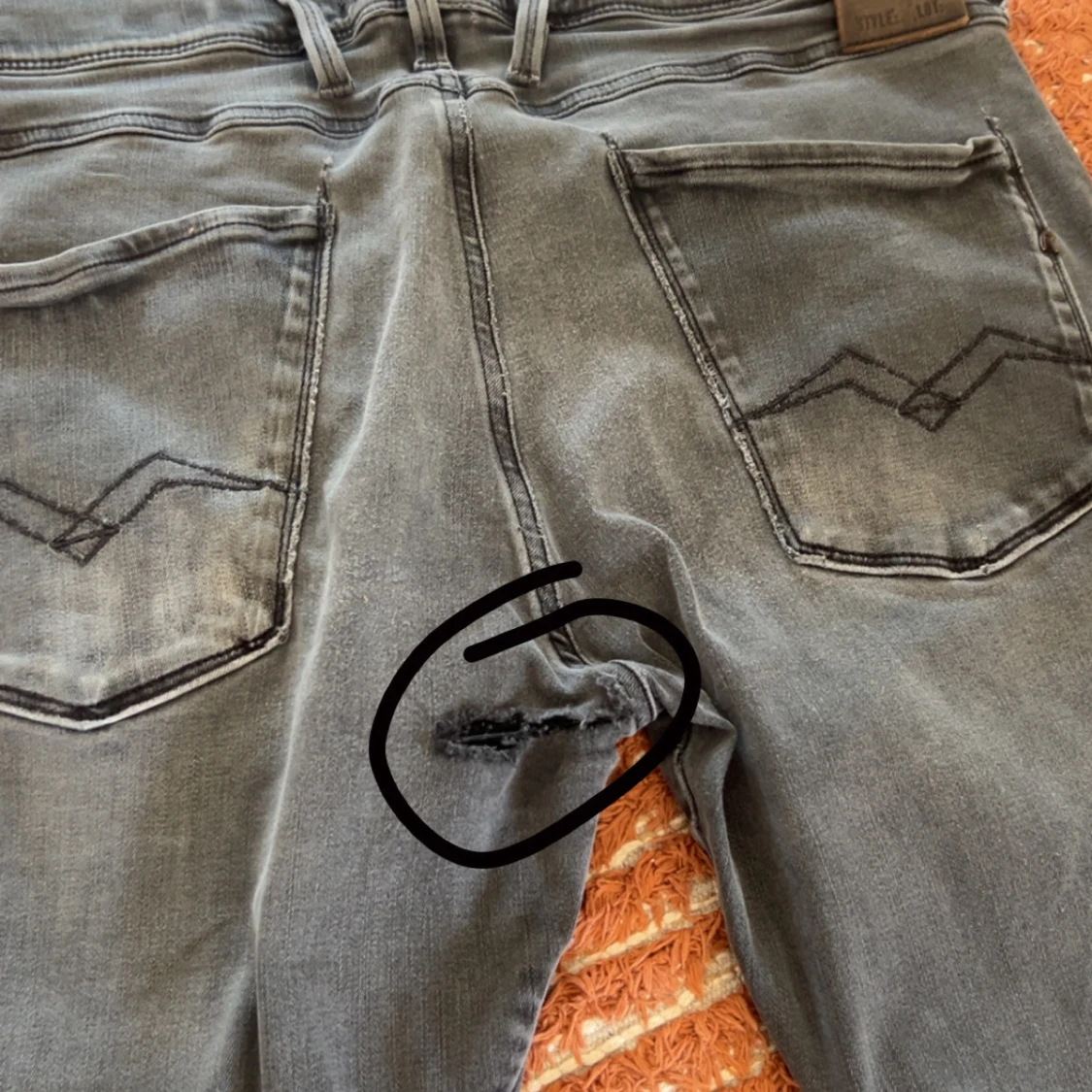 Grå jeansbyxor från Replay - 1