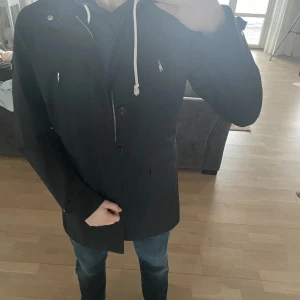 Svart fieldjacket från J.Lindeberg - Säljer denna sjukt feta J.Lindeberg-jacka i storlek S! Skicket är 10/10 – inga defekter alls. Nypris ligger runt 3300 kr, mitt pris är bara 699 kr! Sitter riktigt bra på dig som har en smal till normal kroppsform, perfekt för både vardag och lite mer uppklädda tillfällen. Fraktas med Postnord, köparen står för frakten. Skriv om du har någon fråga eller fundering!