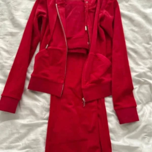 Röd Juicy Couture set  - Båda delarna är i storlek xs men passar mig som har xs - S vanligtvis och är mycket sparsamt använd! Kan även säljs separat vid diskuterat pris 