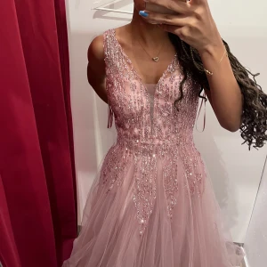 Rosa balklänning  - Säljer min oanvända balklänning då skolan har bestämt att vi ej ska ha bal. Den är från L&S, eftersom den är oanvänd. Orginalpriset 2000,  så kommer jag sälja den för 1700, pris kan alltid diskuteras . Jag kan betala frakten  💕💕 Den är storlek 38 men passar mig som bär 30/32 